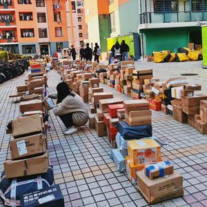 驻青高校：双十一“奋战”之后，快递站排队搬到手抖