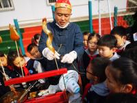 京剧、皮影戏、泥塑……16项非遗活动进校园，孩子们“乐翻了”！