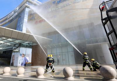 商场突发火灾怎么办？就让这场消防演练来告诉你！