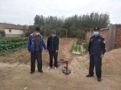 俩男子收花生短斤少两胶州警方迅速出警当天抓获