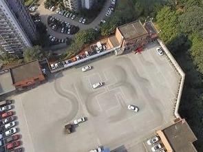 重庆一驾校藏身7楼楼顶，既练车也练胆？ 相关部门：无备案，已要求停用