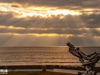 有种穿云而过的光，给青岛前海加上了特效