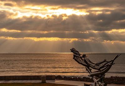 有种穿云而过的光，给青岛前海加上了特效