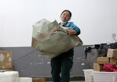 送快递的“女汉子” 朝六晚九在路上