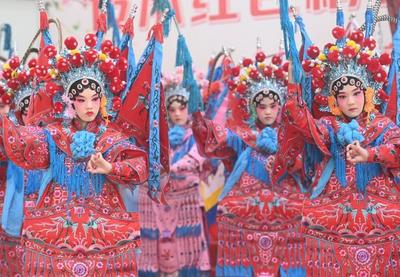 这所小学一百年了，看同学们是怎么庆祝的