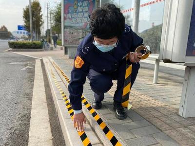 公交车站“隐形台阶”伤人，为了提醒大家，她贴上了警示带……