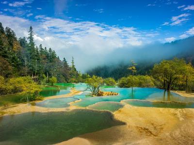 黄龙风景区通报“钙华保护地带遭踩踏”：游客当即被劝离