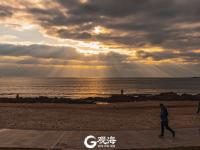 有种穿云而过的光，给青岛前海加上了特效