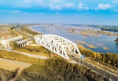 独家航拍：藏在秋天里的“宝藏小白桥”