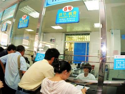 开设无健康码通道、医疗机构保留人工窗口……老年人不再出门难！