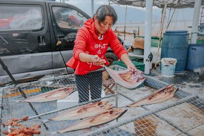 这道频频被央视报道的美味是如何诞生的？走近最原汁原味的甜晒鱼制作