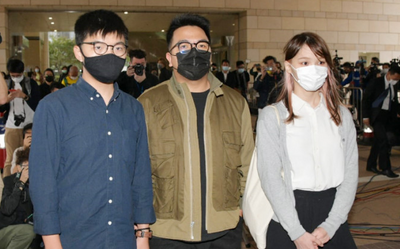 乱港分子黄之锋等三人涉非法集结案开庭，庭上承认控罪
