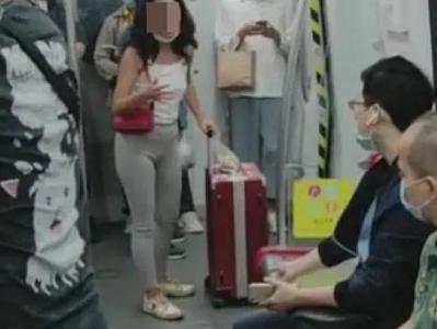 女子地铁内扔瓜子壳，还用英文回怼劝阻者！网友：满口塑料味儿