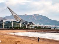 有种穿云而过的光，给青岛前海加上了特效