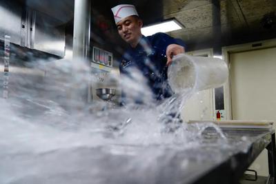 不服不行！舰艇上的大厨，才是真正的“武林高手”