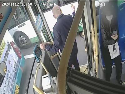 点赞！道路拥堵急救车难行，青岛这位公交车驾驶员两次起身指挥让出生命通道
