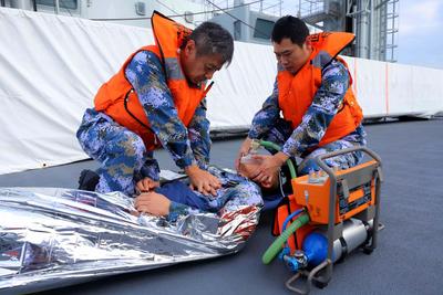 亚丁湾上有大动作 上演惊魂海空立体搜救演练