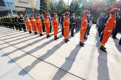 商场突发火灾怎么办？就让这场消防演练来告诉你！