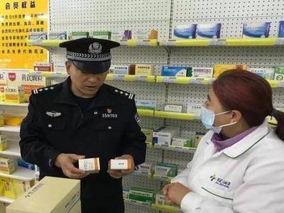 中医门诊来了三位民警当导医员