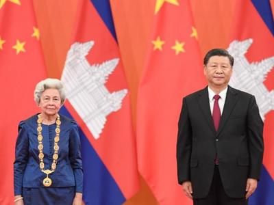 习近平为柬埔寨太后莫尼列举行中华人民共和国“友谊勋章”颁授仪式