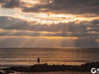 有种穿云而过的光，给青岛前海加上了特效