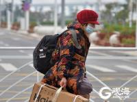 冷！青岛街头羽绒服、皮大衣“抢戏”