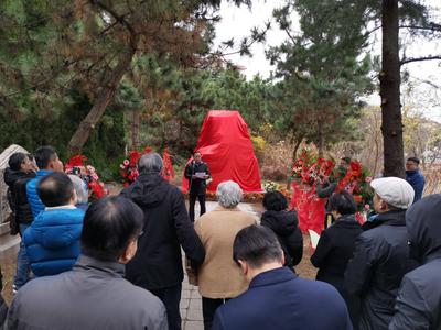 “一代传人”筑成一道“风景”，出身青岛的国学大师王献唐塑像在浮山脚下落成