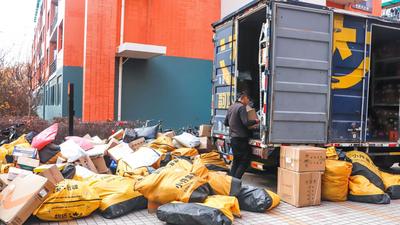 驻青高校：双十一“奋战”之后，快递站排队搬到手抖