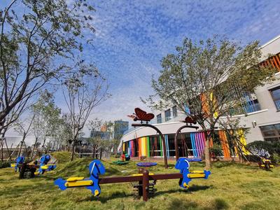 即墨区今年新建中小学校和幼儿园12处，将就业作为最大的民生
