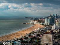 有种穿云而过的光，给青岛前海加上了特效