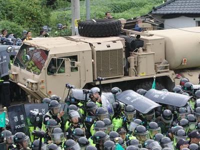 韩国将向萨德基地运材料，居民组“人墙”阻止，多人受伤送医