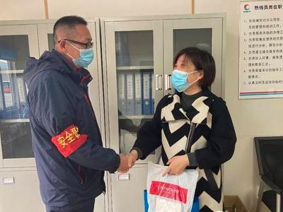 青岛女乘客不慎将母亲40多年前的“珍贵记忆”遗失，多亏了……