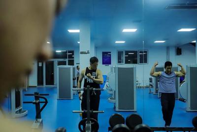 秋季不运动养膘来过冬？ 水兵们的健身房不允许！