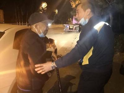 夜色中，青岛公交司机开私家车驶进小区，车上载着一位迷路老人……