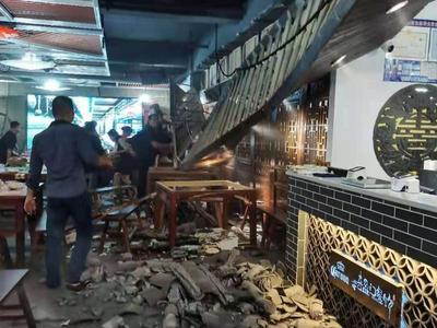 拉了下网线吊顶塌了……福建漳州一餐饮店局部框架坍塌，数人送医治疗