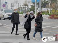冷！青岛街头羽绒服、皮大衣“抢戏”