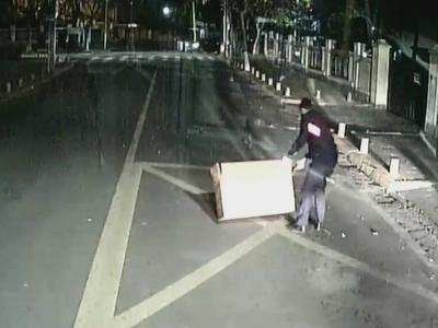 暖心！马路躺着大纸箱，青岛公交驾驶员下车当起“清道夫”