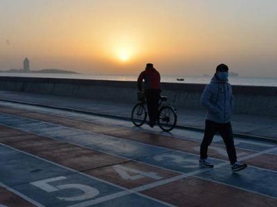 穿透云层，越过阴霾，青岛的日出你见过没