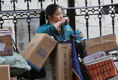 送快递的“女汉子” 朝六晚九在路上