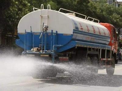 枣庄市洒水车零下4℃洒水致路面变“溜冰场”，多名路人滑倒！当地回应来了
