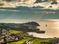 有种穿云而过的光，给青岛前海加上了特效