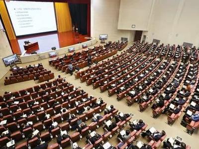 中央宣讲团党的十九届五中全会精神报告会在济南举行，青岛设分会场收听收看