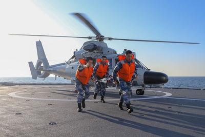 亚丁湾上有大动作 上演惊魂海空立体搜救演练