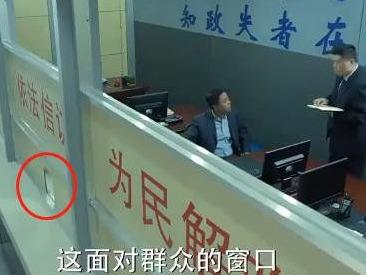 云南一医院现“丁义珍”式窗口，患者弯腰蹲地挂号！相关部门回应