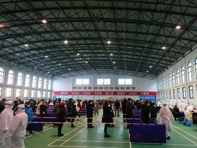 满洲里第二轮核酸检测已采样20万人，预计今天全部完成