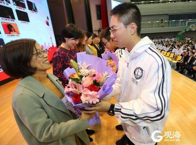 每个年级配备1名教师专门“教家长” ，青岛出台家庭教育指导纲要