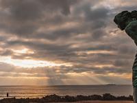 有种穿云而过的光，给青岛前海加上了特效