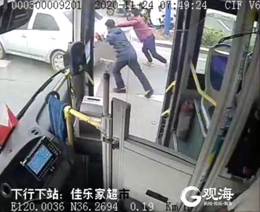 暖心！早高峰轿车抛锚堵路，胶州巴士司机推车疏通