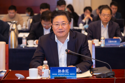 这次企业家座谈会上，区委书记因一个“美中不足”脱稿讲了半小时