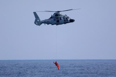 亚丁湾上有大动作 上演惊魂海空立体搜救演练